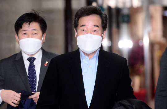 이낙연 민주당 대표가 9일 국회에서 마지막 최고위원회의를 주재하기 위해 회의실로 향하고 있다.  연합뉴스